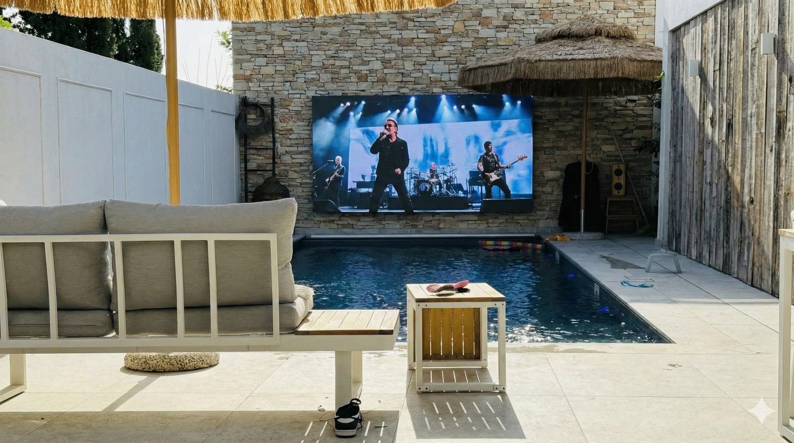 מסך LED בבריכה יוקרתית