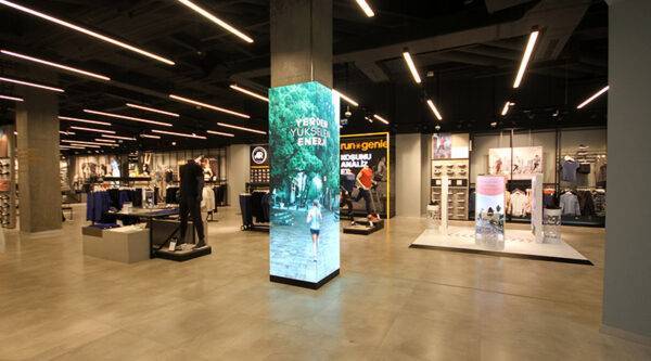 לד עמוד במרכז חנות