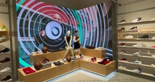 מסך לד בחנות